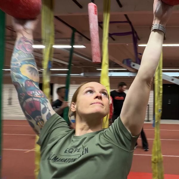En delad bild som visar två sektioner av en idrottshall. Den vänstra sektionen visar en person med en färgglad tatuering som lyfter en tung boll under träning. Den högra sektionen visar en annan person i en idrottslig miljö, med fokus på deras handrörelse, vilket antyder en aktiv dialog eller instruktion. Båda sektionerna betonar fysisk aktivitet och träning.