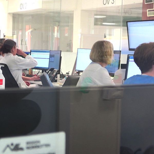 Personal på¨Sunderby sjukhus tittar på dataskärmar samt Moa Bjerner, divisionschef länssjukvård.