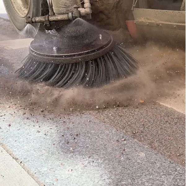 Tvådelad bild. Till vänster: sopmaskin borstar gatan. Till höger: person i reflexjacka utomhus.