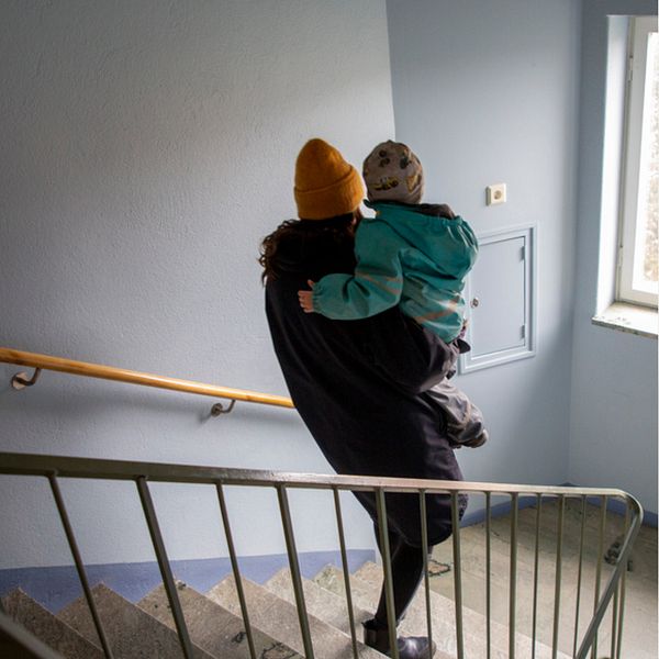 en barnläkare porträttbild, och en mamma och ett barn som går i ett trapphus. ser bara deras ryggtavlor.
