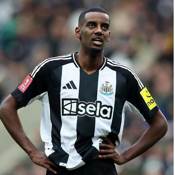 Alexander Isak i Newcastle-tröja bredvid text från hans uttalande på sociala medier.