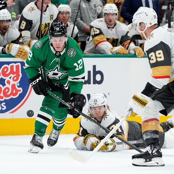 Dallas Radek Faksa i grönt tar sig fram i andra perioden. Vegas Golden Knights Anthony Mantha (39) och den liggande William Karlsson kan bara se på.