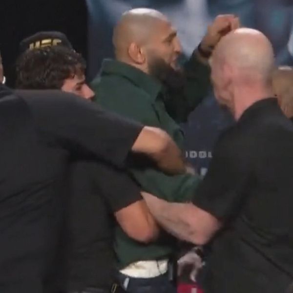 Khamzat Chimaev sparkar Sean Strickland på UFC-presskonferens