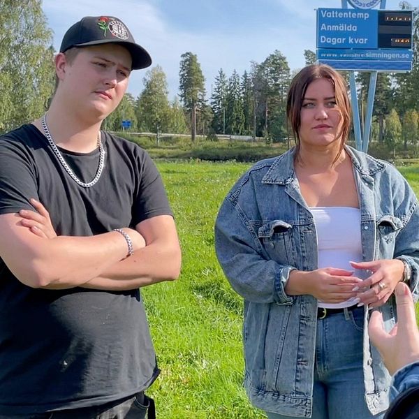 Delad bild – till vänster en bild på två personer, en kille med svart t-shirt och silvrigt halsband och keps, samt en tjej med brunt och jeansjacka. Till höger en bild på en a-traktor med en dekal som hänvisar till självmordslinjen.
