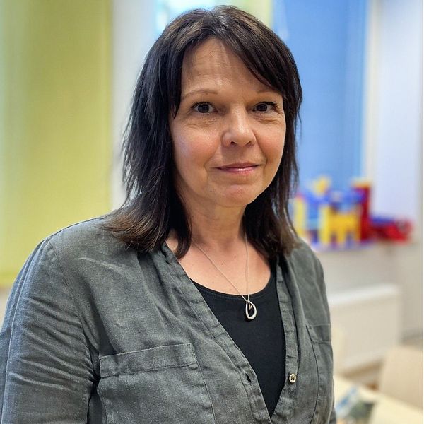 kvinnlig arbetsterapeut i ett lekrum på dysmelienheten på USÖ