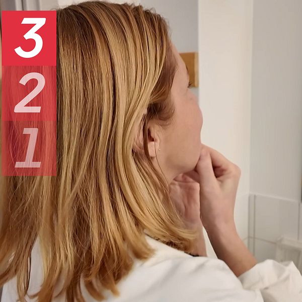 Överläkare Sol-Britt Lonne Rahm tittar på sig själv i en spegel om smörjer in sig med hudkräm