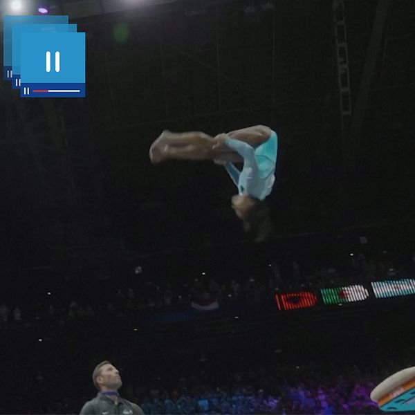 Två bilder på Simone Biles mitt i ett hopp under VM