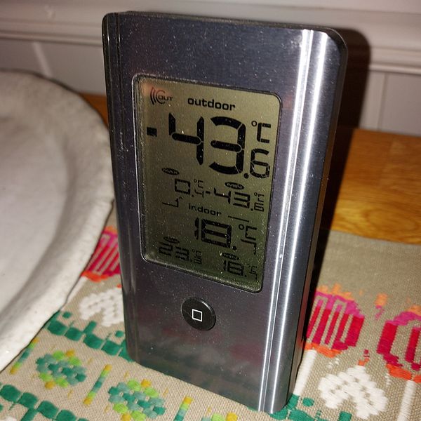 En bild på en termometer som visar minus 43,6 och en bild på Rainer Forsberg som sov i husbil.
