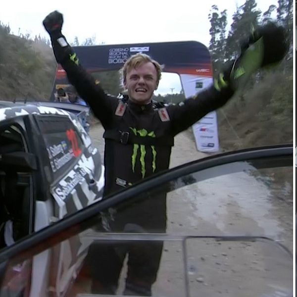 Oliver Solberg firar segern i Chile.