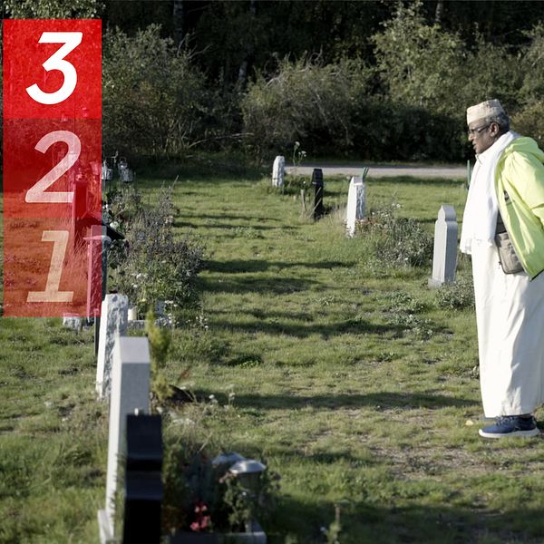 Man vid gravstenar på muslimsk kyrkogård.