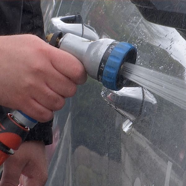 Delad bild. Till vänster: en person tvättar bilen. Till höger: En pressbild på