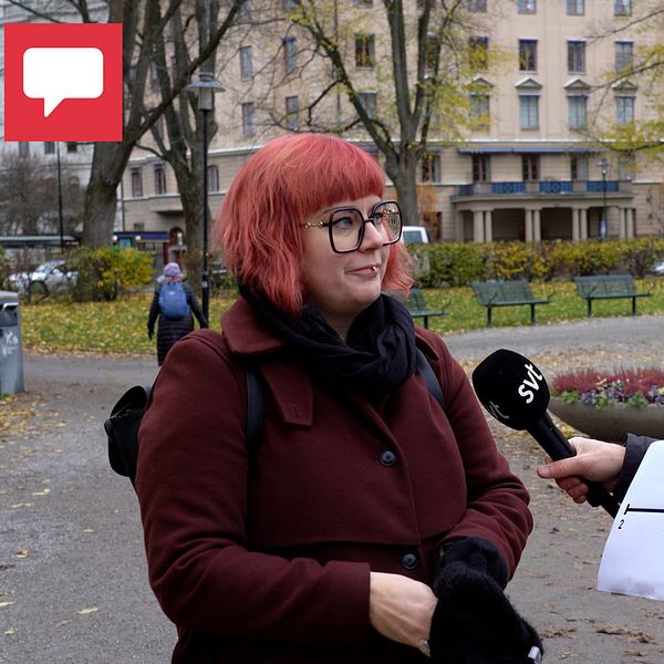 Reporter intervjuar kvinna.