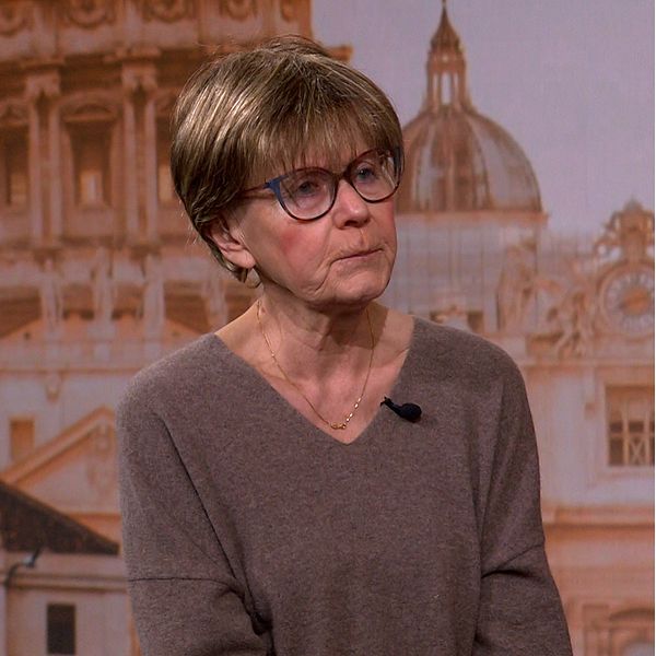 Delad bild. Vänster: person intervjuas. Höger: kardinaler i röda skrudar samlade i ett kyrkorum.