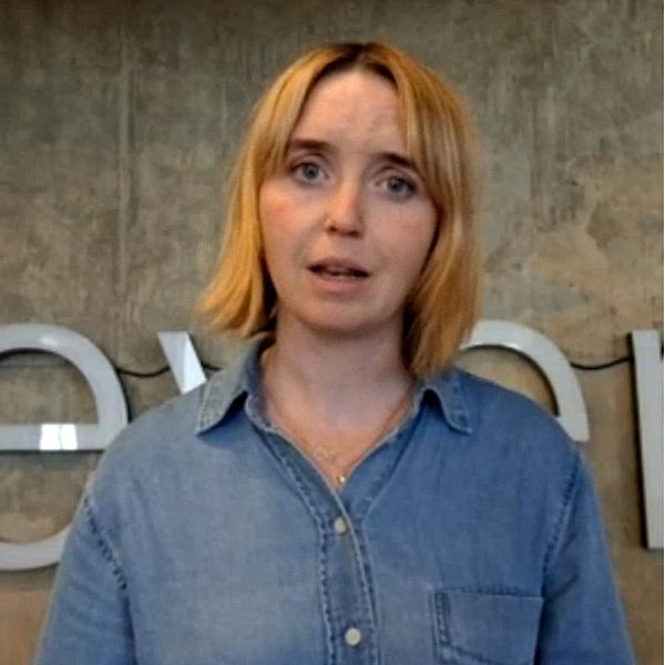 Unicefs talesperson, barn som leker vid tält på gata i Libanon