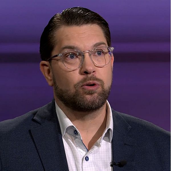 Jimmie Åkesson och en bilväg