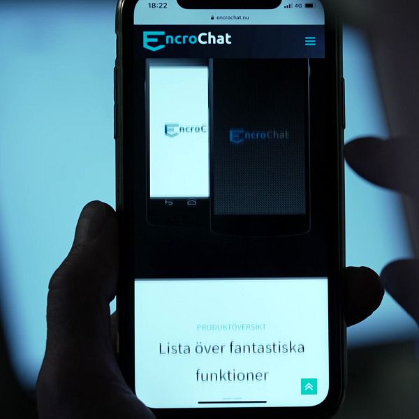 En mörk gestalt scrollar på en telefon som det står Encrochat på. Till höger en bild på en ung man i vit jacka.