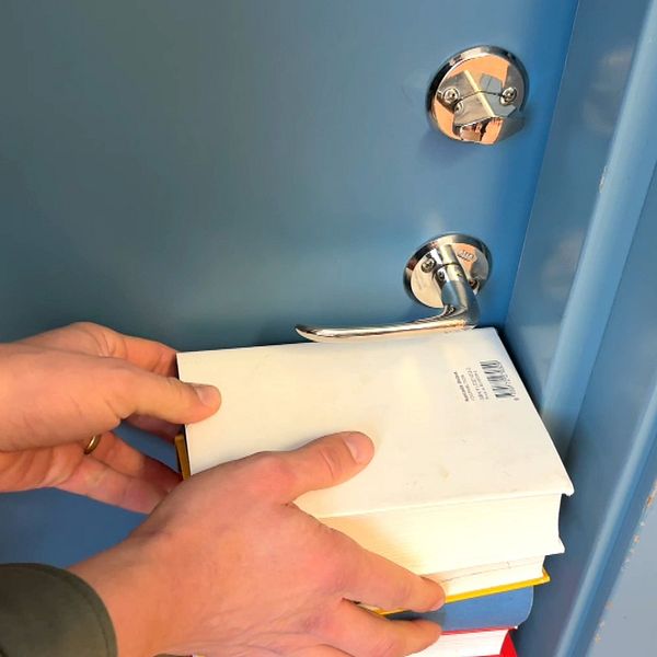 Bild delad i två sektioner: Vänster sektion visar en närbild av händer som håller i en trave böcker framför ett blått dörrhandtag. Höger sektion visar en kvinna och en hand som håller en SVT-mikrofon.