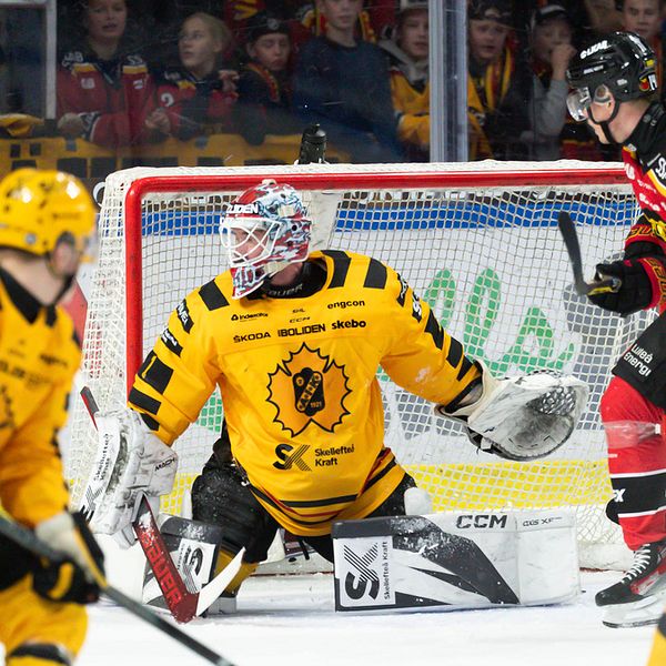 Luleås Jonas Berglund testar Skellefteås målvakt David Rautio under torsdagens ishockeymatch i SHL mellan Luleå HF och Skellefteå AIK i Coop Norrbotten Arena.