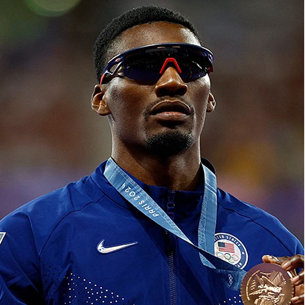 Delad bild. Till vänster: friidrottare med medalj. Till höger: friidrottare i USA-dräkt.