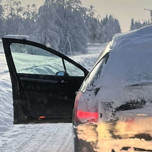 Den misstänkte mördarens bil där förardörren står på vid gavel.