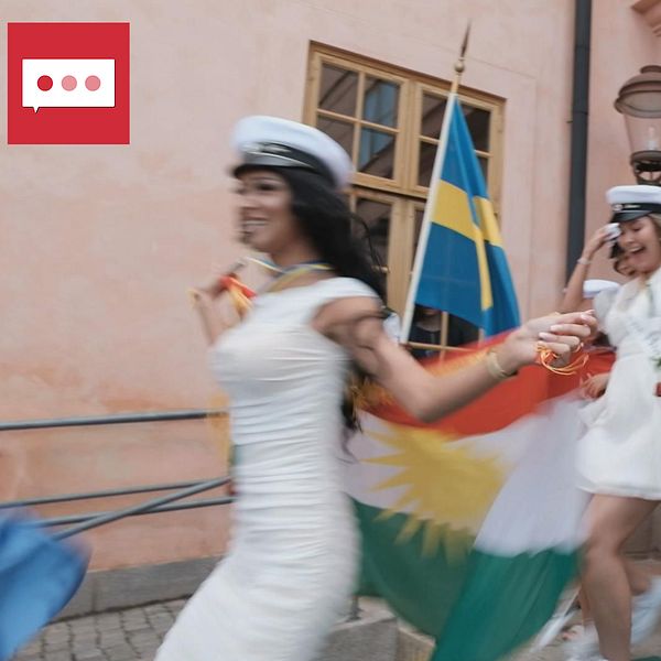 Studenter springer ut insvepta i olika länders flaggor.