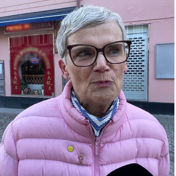 Delad bild. Vänster: person i rosa jacka intervjuas, höger: person i svart jacka intervjuas.