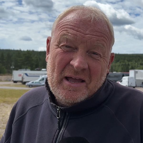 Tommy Kristoffersson står och pratar