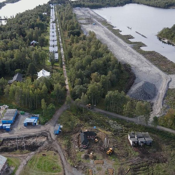 Vy över långgrundet som saneras på Norrbyskär. Portätt av miljöingenjören Jonas Fagerman, iklädd reflexväst, glasögon och vit hjälm.