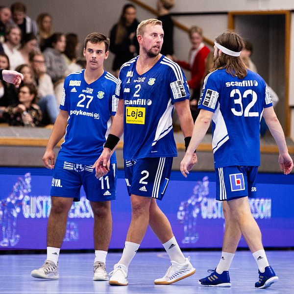 Handbollsspelare i Ystad deppar under matchen mot Hammarby.