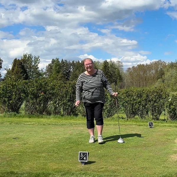 Monica Hellqvist på golfbanan med klubba i handen