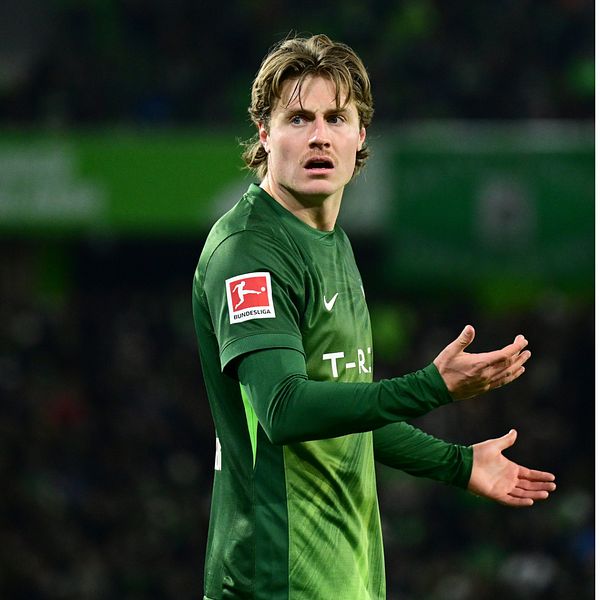 Mattias Svanberg gestikulerar på fotbollsplan, annan person i intervju.