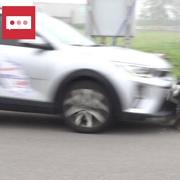 En vit bil krockar med en docka