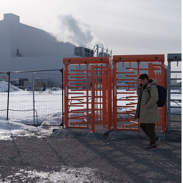 Tvådelad bild. Vänster: person går vid fabriksgrind. Höger: En man i kostym