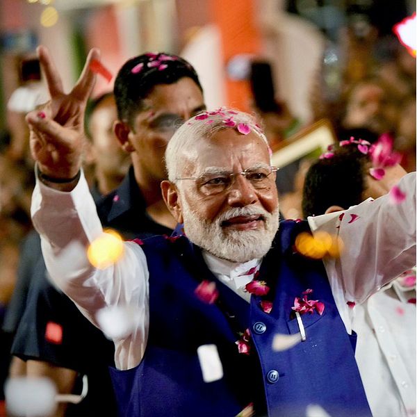 Narendra Modi (till vänster) och Malin Mendel (till höger)
