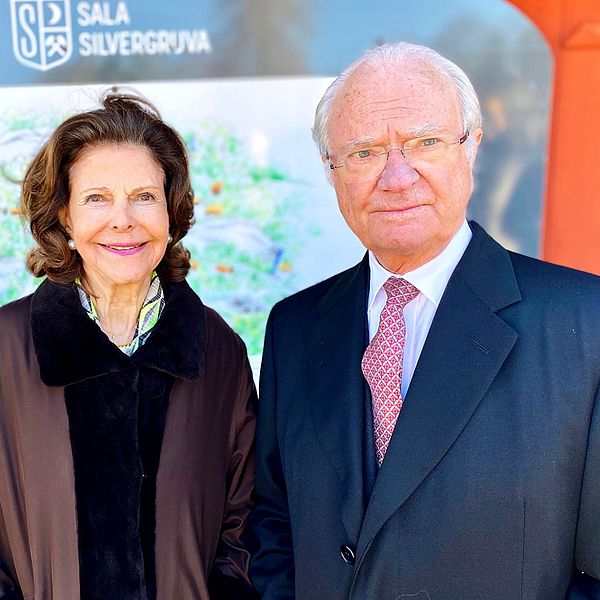 Drottning Silvia och kung Carl XVI Gustaf ler mot kameran.