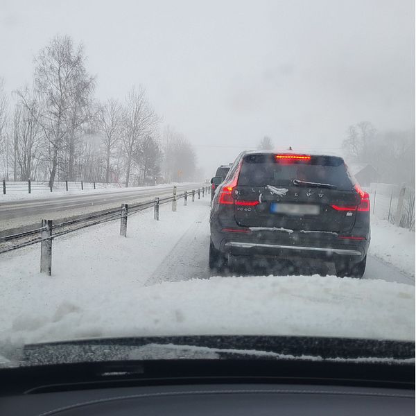 Bild på en bilkö tagen inifrån en av bilarna på E20 och en bild på Tommy Hillding.