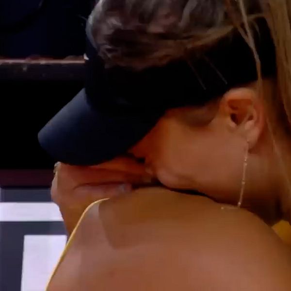 Paula Badosa i tårar, tröstas av Aryna Sabalenka.
