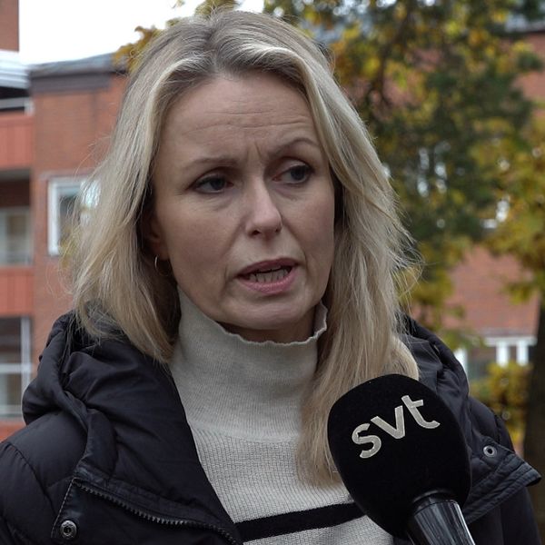 En kvinna blir intervjuad av SVT om smittoläget