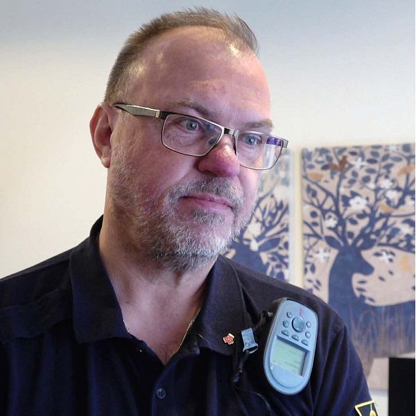 Mikael Andersson, kriminalvårdare och vide ordförande i fackförbundet Sekos avdelning på häktet. Till höger: Kriminalvårdare öppnar dörr till besöksrum.