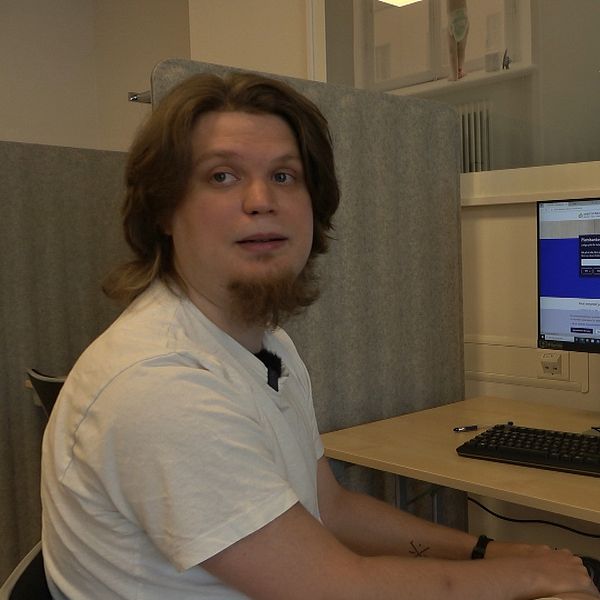 24-åriga Jesper sitter vid en jobbsökardator.