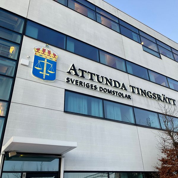 Till vänster Attunda tingsrätt, till höger en man med kavaj och slips.