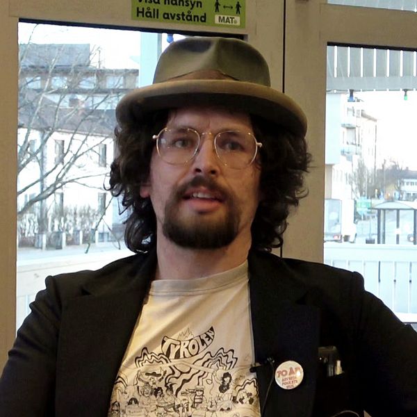 Tvådelad bild. Vänster: man i hatt och kavaj. Höger: person i rutigt plagg.