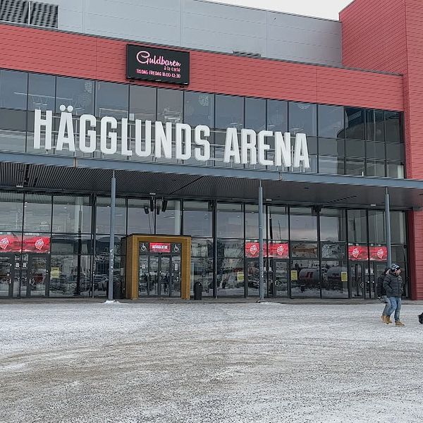 En bild på Hägglunds arena och Mindy Mattfolk som är event- och hospitalitychef på Modo hockey.