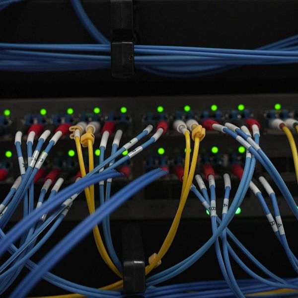 Tvådelad bild. Vänster: nätverkskablar i serverrack, höger: Lars Tegnemyr i inomhusmiljö.