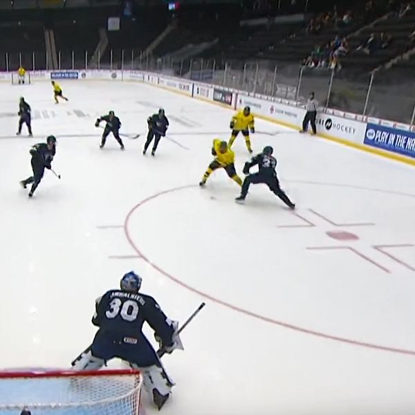 Delad bild. Vänster: hockeymatch med målvakt och utespelare. Höger: svensk spelare i gul tröja.
