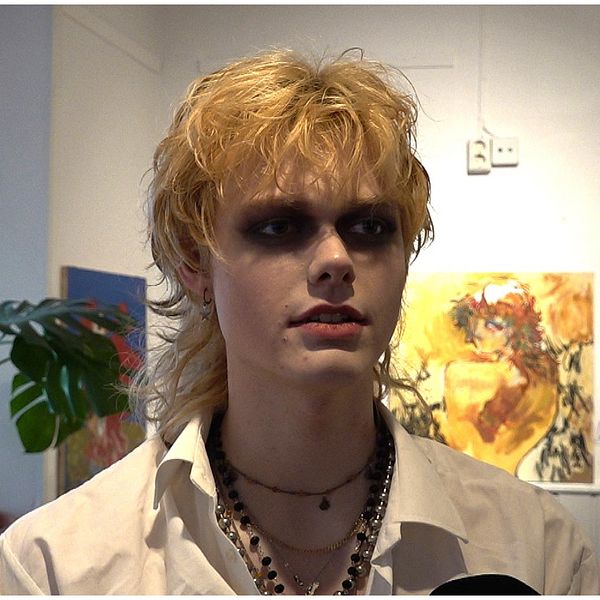Tvådelad bild. Vänster: Sminkad kille framför med målningar. Höger: Ung tjej med glasögon framför konstverk på gallerivägg.