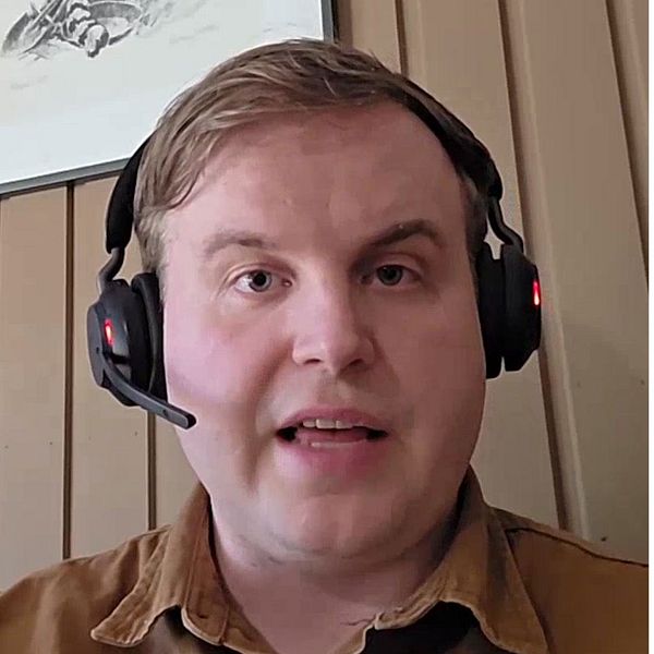 Emil Kastehelmi med hörlurar, bredvid bild av rök över Kostiantynivka