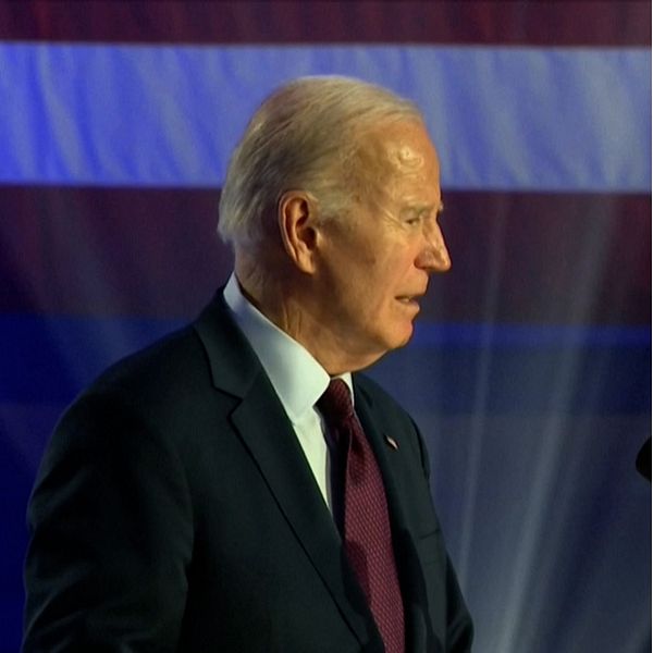 President Joe Biden ramlar i en trappa.