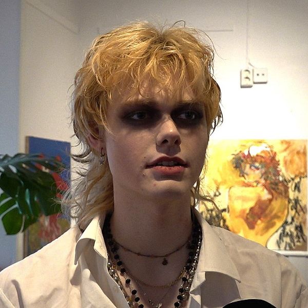 Tvådelad bild. Vänster: Sminkad kille framför med målningar. Höger: Ung tjej med glasögon framför konstverk på gallerivägg.