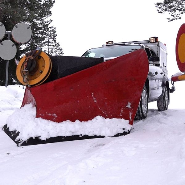 Snöplog åker genom vägbom ner mot isvägen på Storsjön. Isvägsansvarige, Per-Ola Zakrisson, berättar om säkerhetsarbetet med isvägarna.